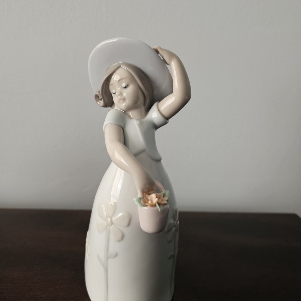 Lladro LITTLE DAISY GIRL